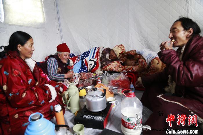 青海玛多震后10小时：冰雹中民众有序_玛多县-玛多-青海-