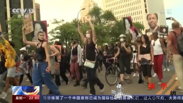 弗洛伊德遭跪压致死一周年美国政客还在_弗洛伊德-乔治-白人-