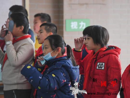 “小眼镜”超半数如何给孩子勾勒一个_防控-视力-青少年-