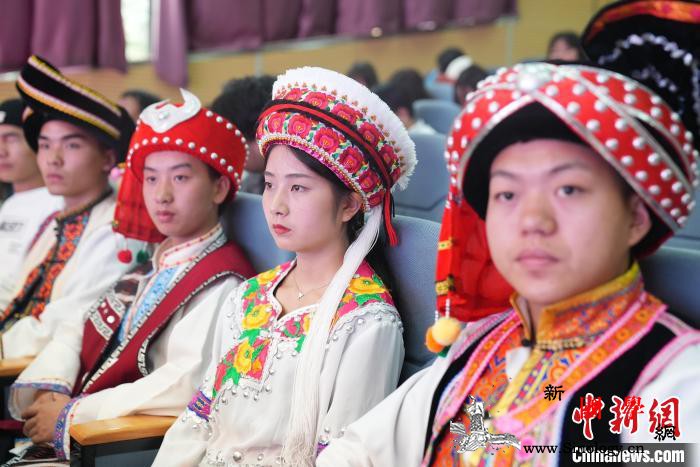 云南首期“一部手机播云南”民族网络主_云南-图为-学员-