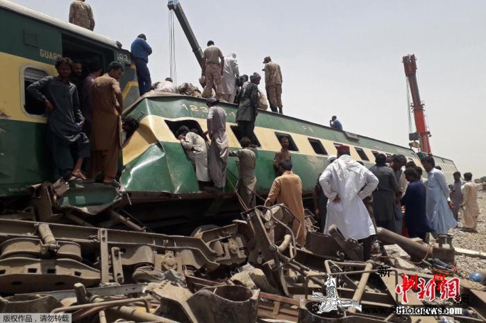 巴基斯坦列车相撞致63死逾百伤事故原_信德-巴基斯坦-脱轨-