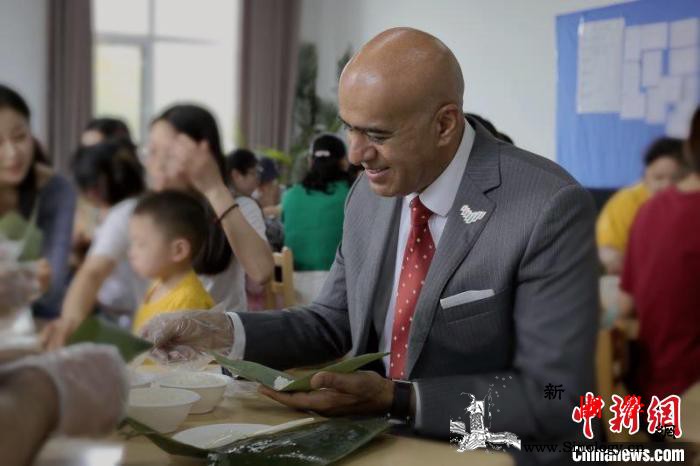 阿联酋驻华大使与自闭症儿童包粽子迎端_阿联酋-阿里-驻华-