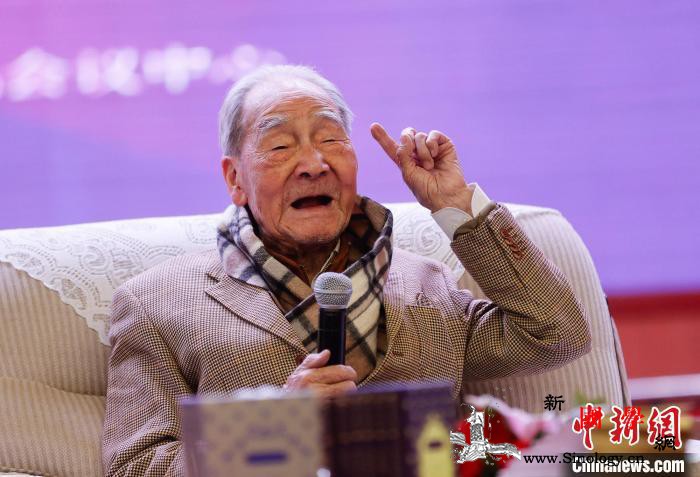 中国翻译泰斗许渊冲：挥洒着诗意走完百_雎鸠-斑鸠-北极光-