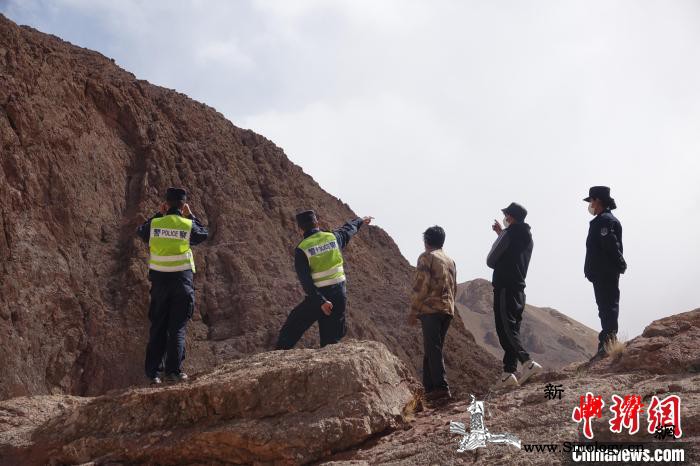 藏族民警戍边13年：这里光秃秃的啥都_戍边-望远镜-巡逻-