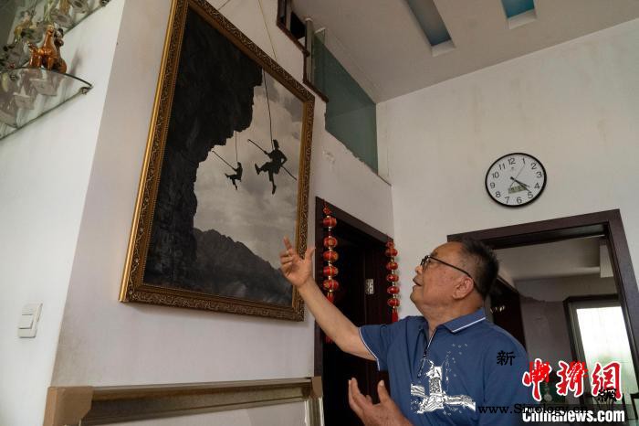 给红旗渠拍照的人：黑白光影鉴照青春_红旗渠-干渠-图为-