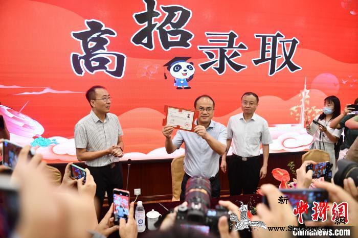 发光、唱歌、开盲盒……高校录取通知书_图为-录取-录取通知书-