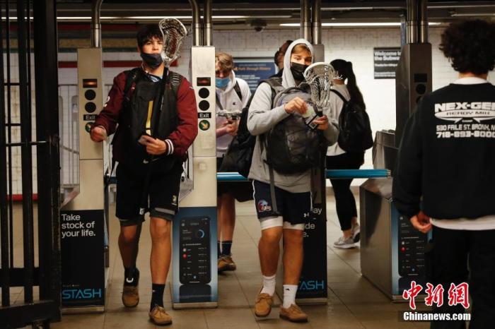 中新网评：美国突然成了抗疫“优等生”_纽约市-接种-美国-