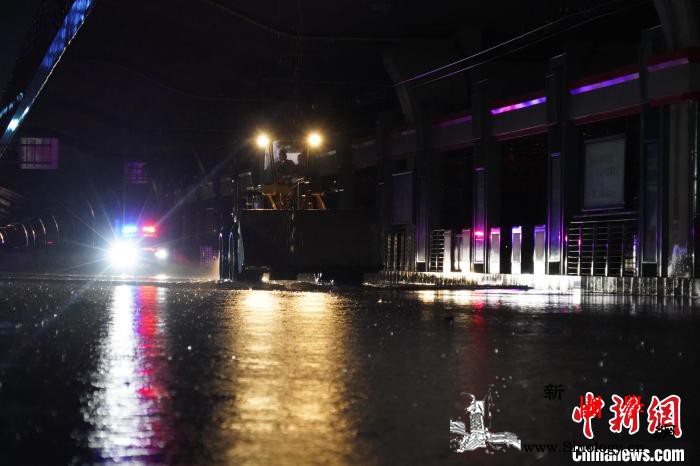 郑州遭遇罕见持续强降雨已转移避险约1_铲车-郑州-极值-