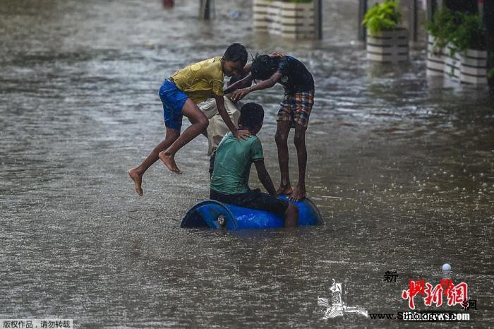 印度暴雨引发山体滑坡和洪水死亡人数升_孟买-印度-洪水-