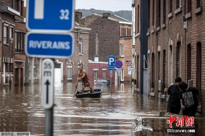 四问全球多地暴洪现象：未来更加频繁？_暴洪-英国-洪水-