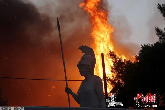 希腊雅典山火初步得到控制总理向消防员_雅典-希腊-消防员-