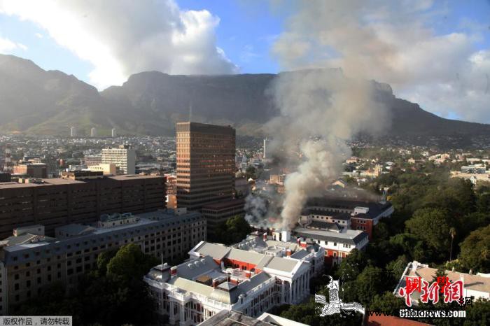 南非国会大厦损毁严重一男子涉嫌纵火盗_开普敦-南非-国会-