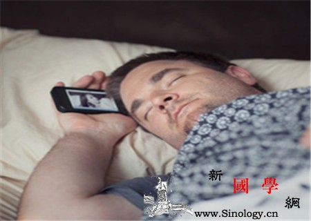 手机放在枕头边的危害_无线电波-失调-辐射-睡眠-怀孕准备