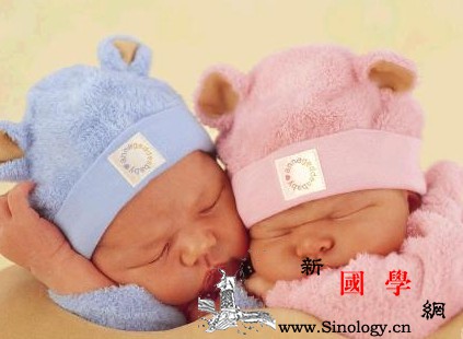 如何同时给双胞胎宝宝喂奶_喂奶-双胞胎-乳房-枕头-