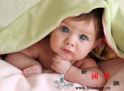 新生儿喂奶打嗝怎么办？_贲门-打嗝-呕吐-吐出来-