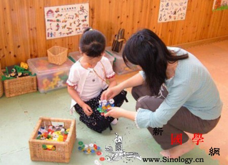 适合3~12个月亲子益智游戏有哪些？爸妈可以_个月-硬纸板-爸爸-妈妈-