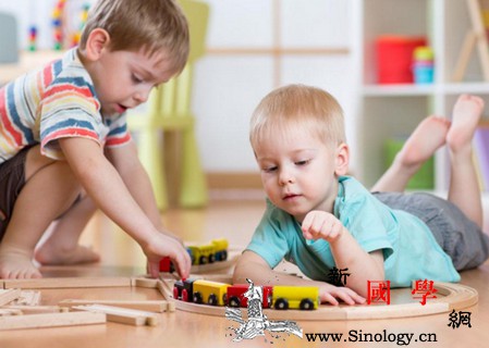 孩子乘坐电梯安全注意事项千万别让电梯再伤害_梯级-扶梯-乘坐-电梯-