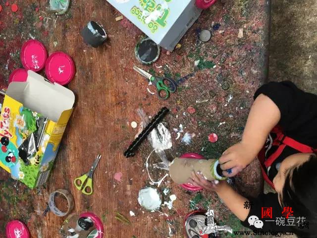 瞎玩也能锻炼孩子的认知力？手把手教你不花钱带_感官-玩耍-孩子-脏乱差-