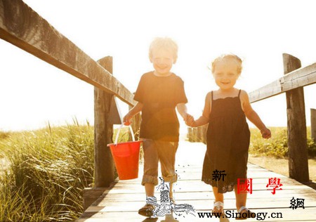 孩子被热汤泼是不小心？5个安全黑洞家长一定要_热汤-漏电-喷泉-电梯-