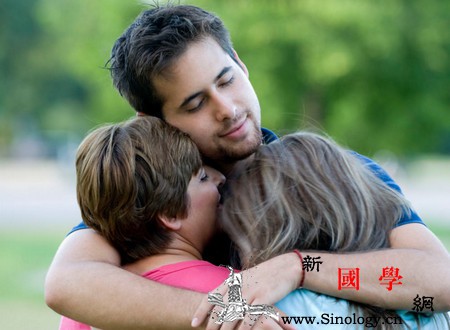 孩子们超喜欢的游戏设施会存在哪些安全隐患？_摇摇-家长-孩子-孩子们-