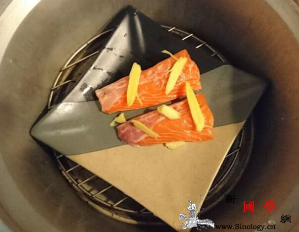 鲑鱼黄金蛋炒饭宝宝也能轻松爱上的营养蛋炒饭_鲑鱼-白饭-电锅-姜片-