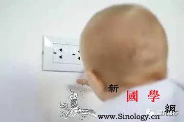 宝宝会爬了天哪！警惕“电老虎”_插座-触电-支招-电老虎-