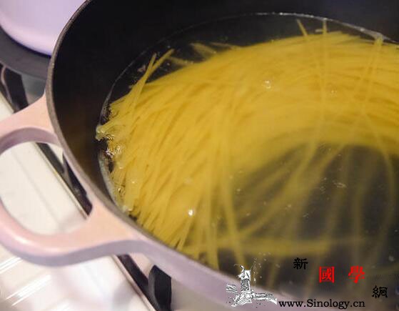 奶油蘑菇培根意大利面奶香浓郁的西式料理_拌匀-培根-意大利-洋葱-