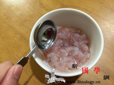咸蛋黄虾仁豆腐粒咸香下饭的家常料理_蒜瓣-咸鸭蛋-虾仁-适量-