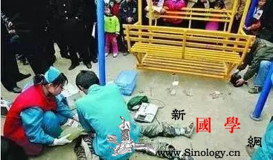 宝宝爱玩秋千这些安全隐患不得不防_孩子们-链条-秋千-危险-