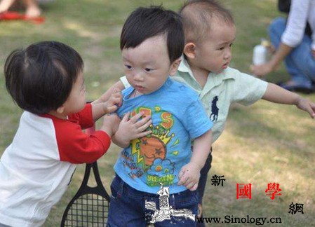 幼儿为何有动手打家人的习惯？_姑姑-情绪-家人-同学-
