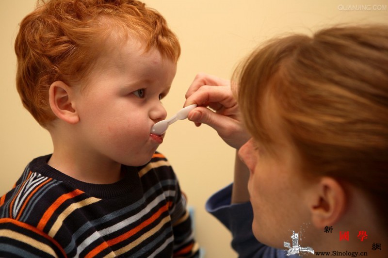 喂宝宝吃药聪明妈妈有妙招_喝了-咖啡色-吃药-我就-