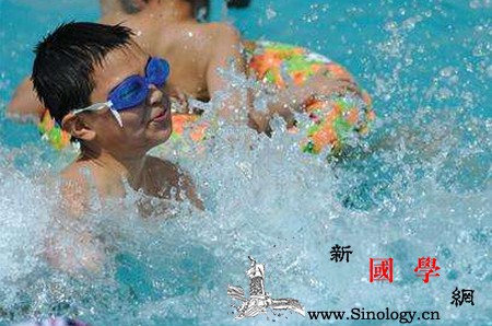 带孩子戏水收获了欢乐别忘了安全_溺水-游泳-危险-孩子-