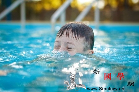 以为孩子只是站在水里其实他正在死去！扩散出_站在-溺水-泳池-水里-
