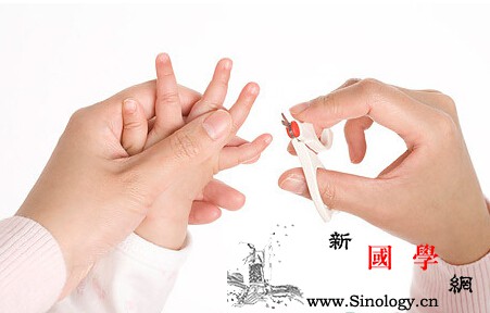 第一次给宝宝剪指甲要怎么做呢？_手指甲-怎么做-指甲-出生-
