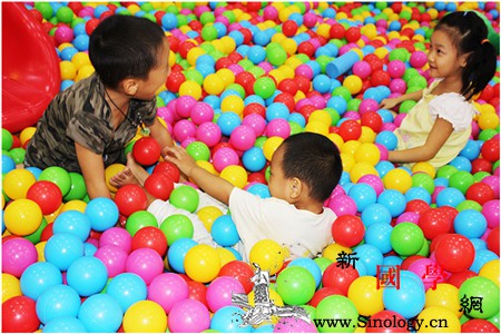 亲子游戏推荐：体会互动的小乐趣_泡泡-妈妈-宝宝-互动-