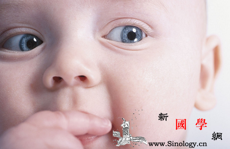 宝宝吃手别阻拦看完你就知道怎么回事了_手眼-吸吮-手指-宝宝-