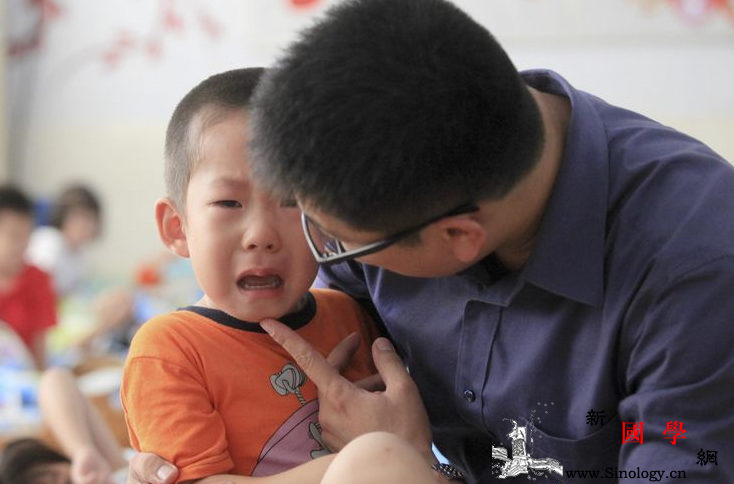 小孩子爱哭怎么办_哭闹-爱哭-陪伴-情绪-