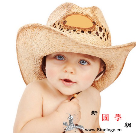 社区健身器是孩子潜在的危险品_看着-健身器-危险品-扶住-