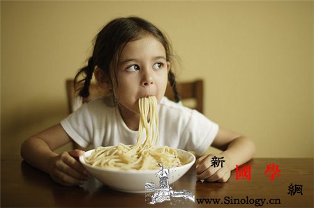 孩子边吃饭边看电视怎么办?_杰克-看电视-用餐-边看-