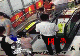 千万别让孩子这样坐购物车！正确姿势竟是这样！_购物车-宝宝-购物-尤其是-