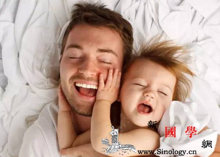 在放手让孩子成长前请先放下手机陪孩子_胖胖-陪伴-孩子-手机-