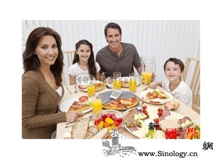 让孩子学习餐桌礼仪很有必要哦_餐桌-餐馆-礼仪-食物-