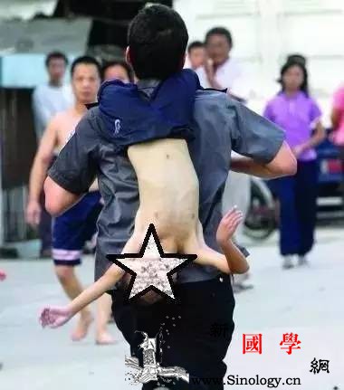 又一男童溺水！当孩子溺水时除了后悔你更应_溺水-抢救-游泳-孩子-