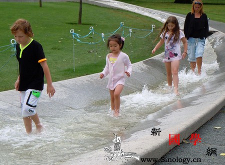 暑假出游戏水做好安全措施防意外_误食-戏水-溺水-溪水-