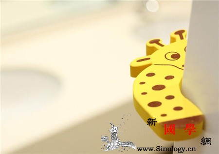 儿科医生推荐：家庭安全自检清单_儿科医生-孩子-桌布-烫伤-