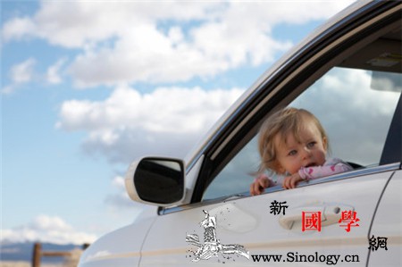 孩子掉下车家长竟不知！孩子坐私家车应注意什么_车内-家长-儿童-孩子-