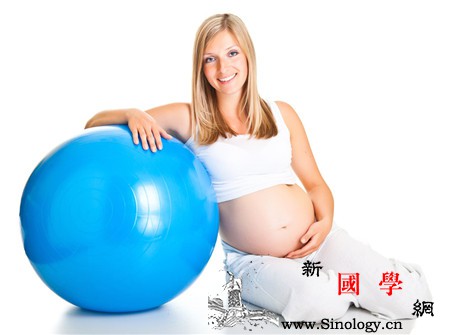 孕妇坐瑜伽球的好处_顺产-耗损-瑜伽-孕妇-