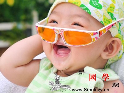 新生儿晒太阳怎么晒_隔着-紫外线-晒太阳-室外-