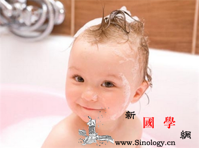 新生儿痤疮怎么护理？_乳汁-痤疮-洗脸-护理-