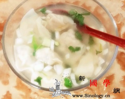 8个月宝宝辅食推荐：香菇鸡肉青椒小馄饨_擀面杖-青椒-香菇-鸡肉-